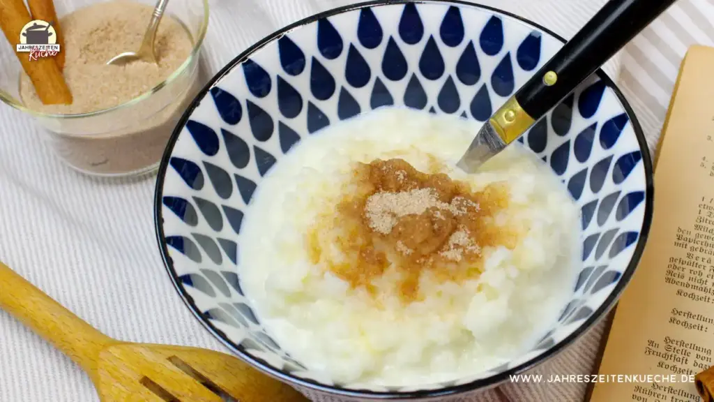 Blaue Porzellanschale mit MIlchreis